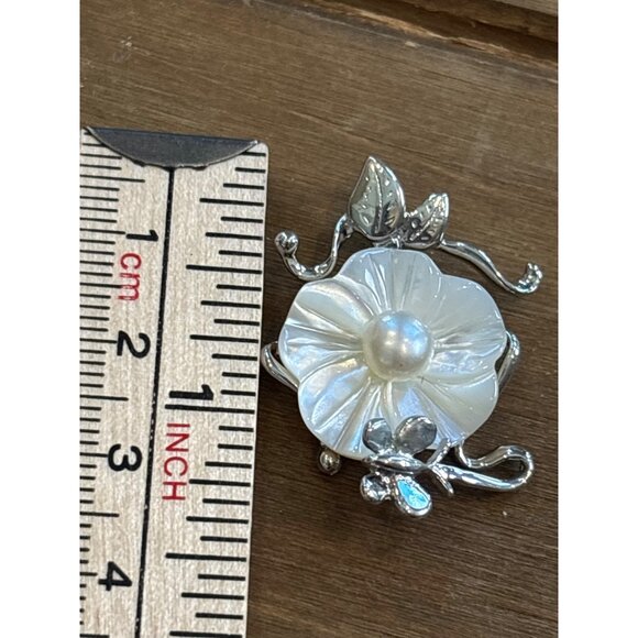 Mother Of Pearl Flower pendant With Silver Accents - Picture 3 of 8